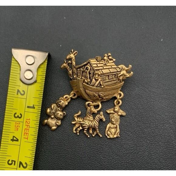 Vingtage Avon Noah’s Ark Dangle Charms Gold tone Brooch Pin - Picture 3 of 4